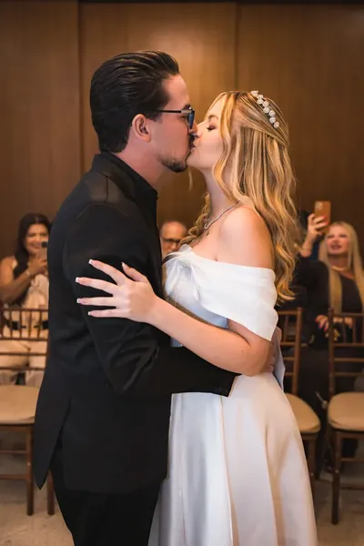 Noivos se beijando durante a cerimônia